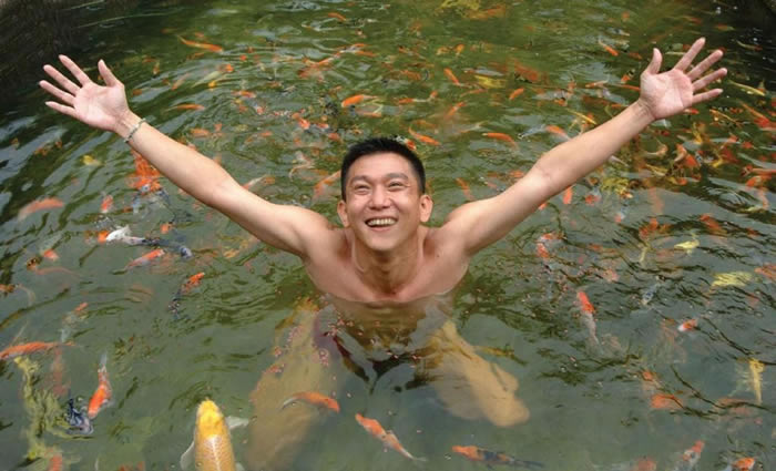 这张照片里的叶金利，惬意地在他的养殖池里优游，他是「光鲜亮丽的亚洲水族养殖界的中心人物」。作者艾蜜莉．佛格特说。 COURTESY OF QIAN HU COR