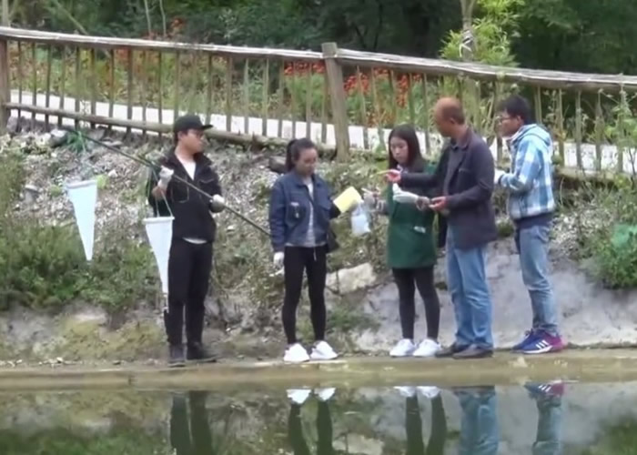 鱼塘老板特意请来专家（图）进行鉴定。