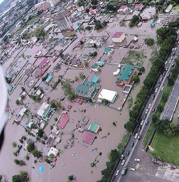 水浸情况严重，多处地方被洪水包围。