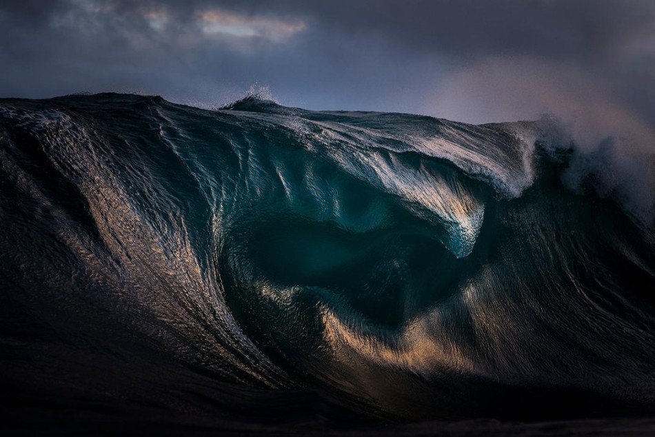 拍摄者：Ray Collins。通过卷曲的海浪折射的光。