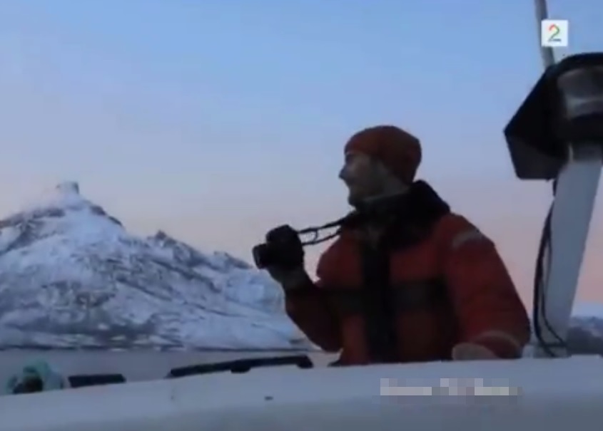 渔夫在船上静观鲸，难得近距离看到如此精彩一幕。