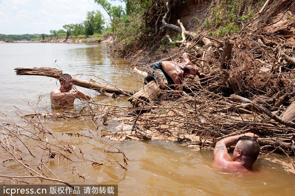 美国渔民徒手抓鲶鱼