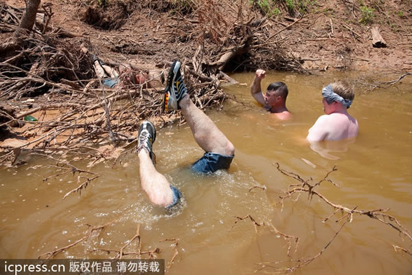 美国渔民徒手抓鲶鱼