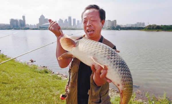 沈阳男子浑河成功钓上一条85厘米长、近18斤重的大鲤鱼