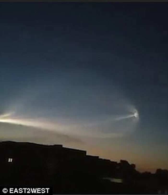 俄罗斯西部夜空现巨大白色光影 难道是UFO来袭？