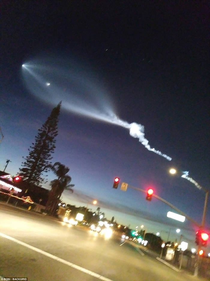 美国加州洛杉矶夜空出现壮观UFO 原来是SpaceX猎鹰9号火箭发射