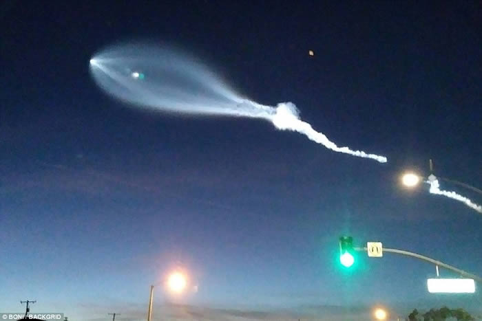 美国加州洛杉矶夜空出现壮观UFO 原来是SpaceX猎鹰9号火箭发射