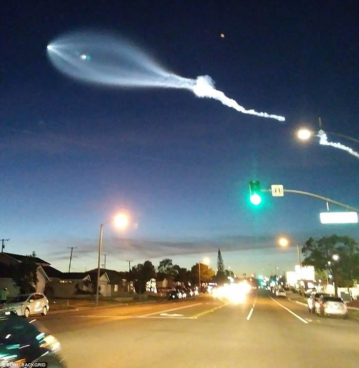 美国加州洛杉矶夜空出现壮观UFO 原来是SpaceX猎鹰9号火箭发射