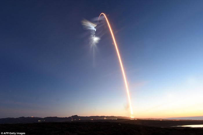 美国加州洛杉矶夜空出现壮观UFO 原来是SpaceX猎鹰9号火箭发射