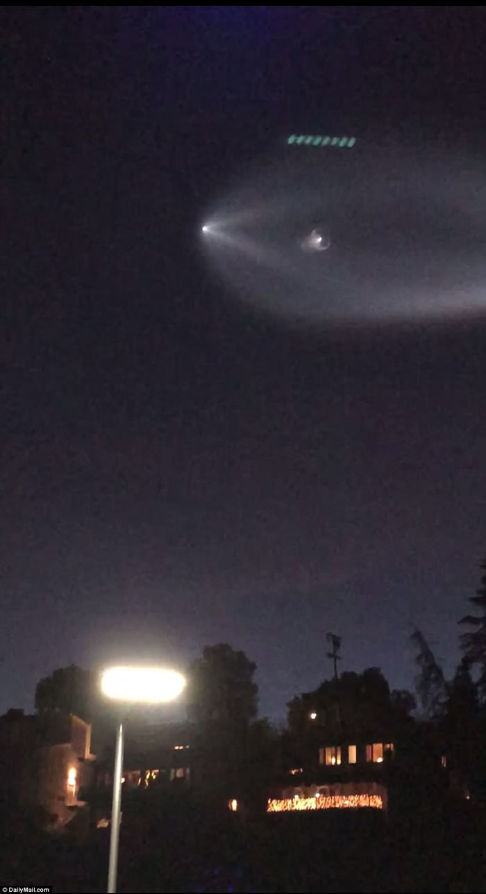 美国加州洛杉矶夜空出现壮观UFO 原来是SpaceX猎鹰9号火箭发射