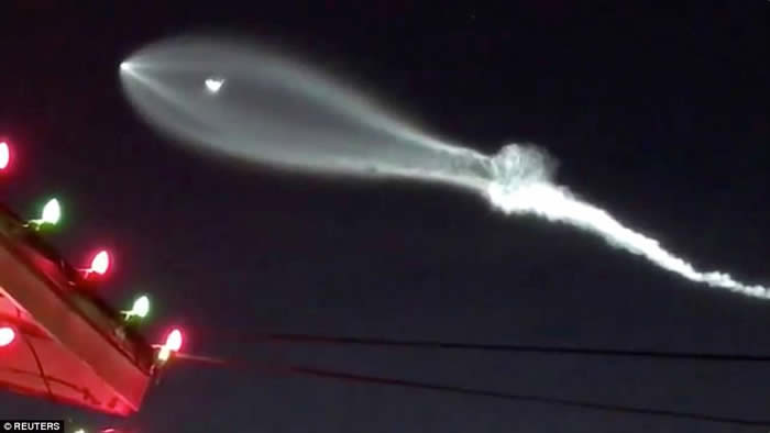 美国加州洛杉矶夜空出现壮观UFO 原来是SpaceX猎鹰9号火箭发射