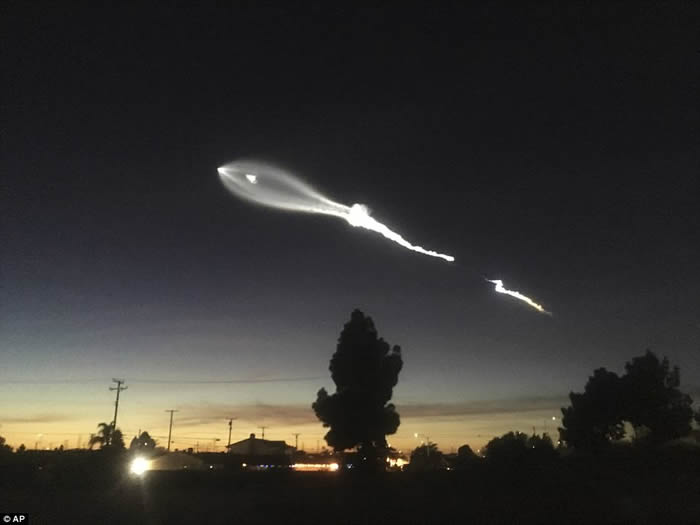 美国加州洛杉矶夜空出现壮观UFO 原来是SpaceX猎鹰9号火箭发射