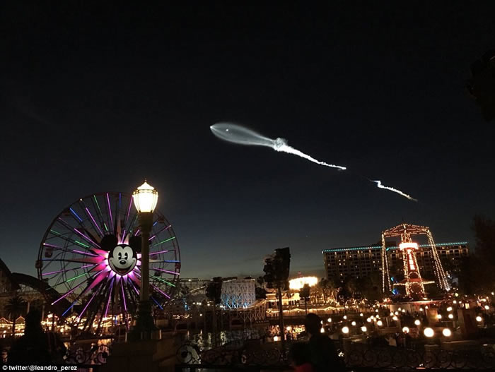 美国加州洛杉矶夜空出现壮观UFO 原来是SpaceX猎鹰9号火箭发射
