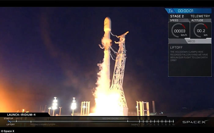 美国加州洛杉矶夜空出现壮观UFO 原来是SpaceX猎鹰9号火箭发射