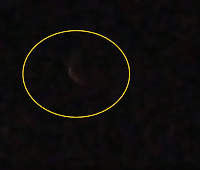 “UFO”（黄圈示）以高速飞行。