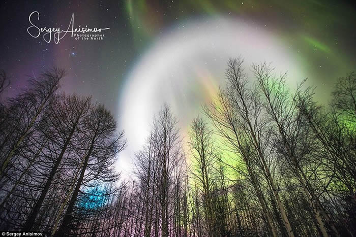 俄罗斯西伯利亚夜空出现UFO白光 疑为发射弹道导弹所致