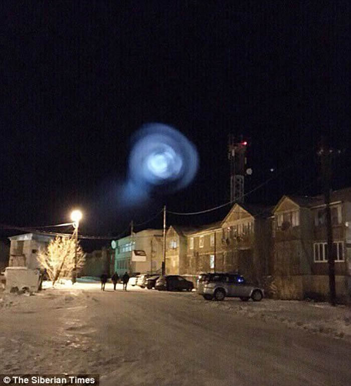 俄罗斯西伯利亚夜空出现UFO白光 疑为发射弹道导弹所致