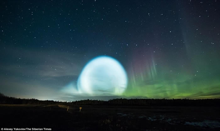 俄罗斯西伯利亚夜空出现UFO白光 疑为发射弹道导弹所致