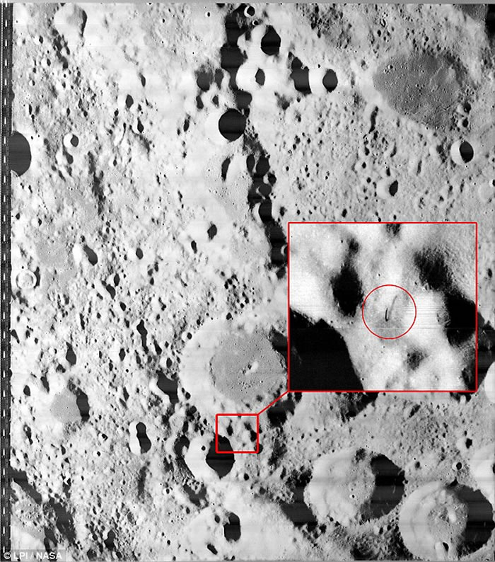 月球表面发现外星人基地屋顶的天线？