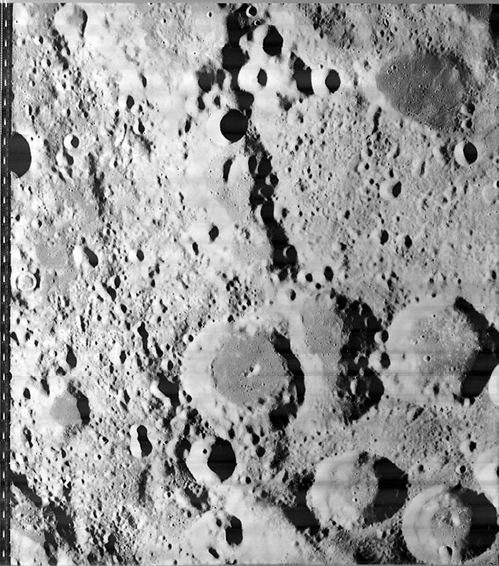 月球表面发现外星人月球基地屋顶的天线？