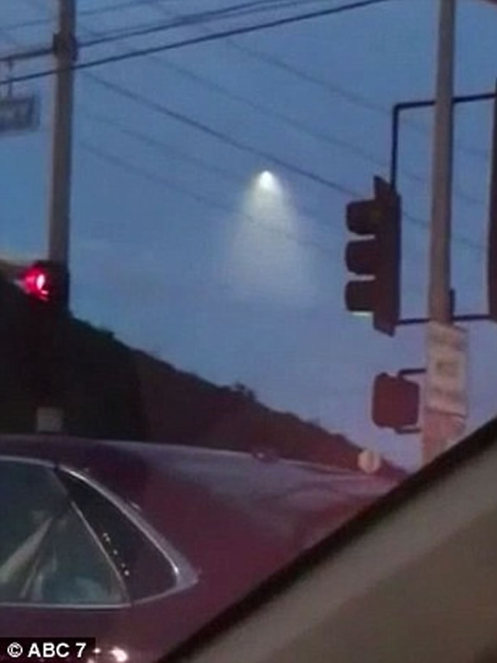 美国加州凌晨夜空有神秘UFO飞行 原来光球是美军战略核潜艇试射潜射弹道导弹