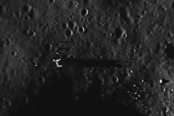UFO爱好者在观看月亮卫星图片时发现不明白色物体 专家称是外星人基地