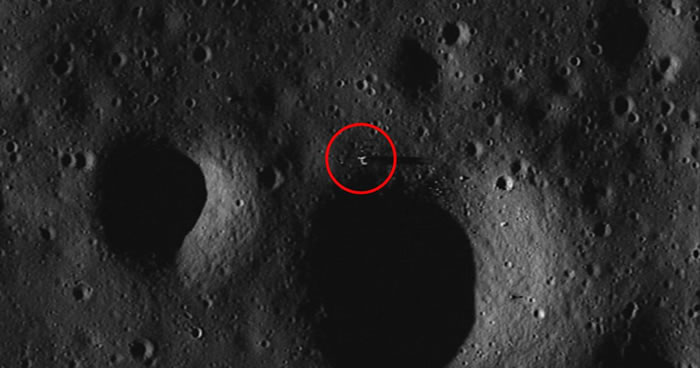 UFO爱好者在观看月亮卫星图片时发现不明白色物体 专家称是外星人基地