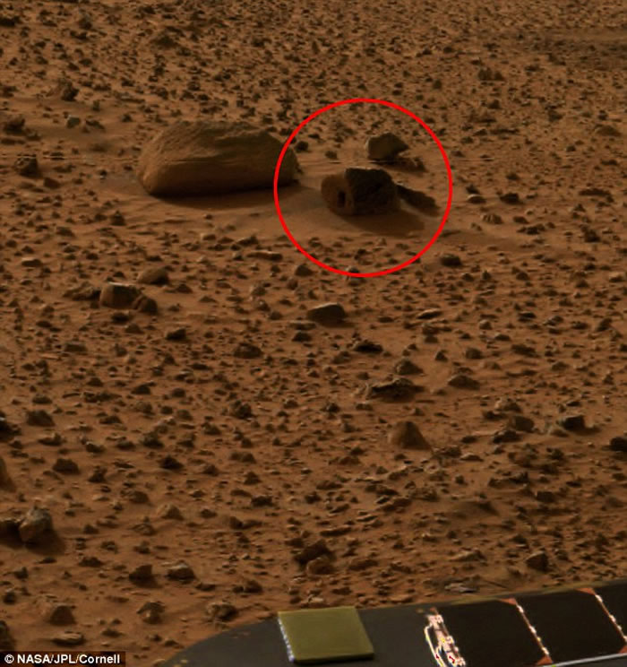 火星表面发现外星人的家？石头上有门