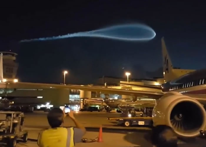 蝌蚪形蓝光现美国夜空 惹UFO入侵猜想