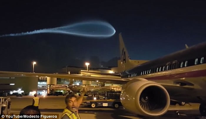 蝌蚪形蓝光现美国夜空 惹UFO入侵猜想