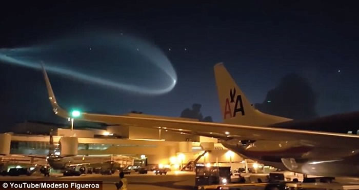 蝌蚪形蓝光现美国夜空 惹UFO入侵猜想