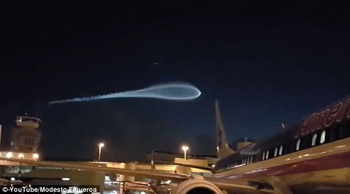 蝌蚪形蓝光现美国夜空 惹UFO入侵猜想