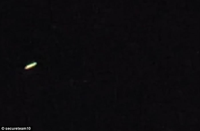 发光物体于漆黑夜空迅速移动。