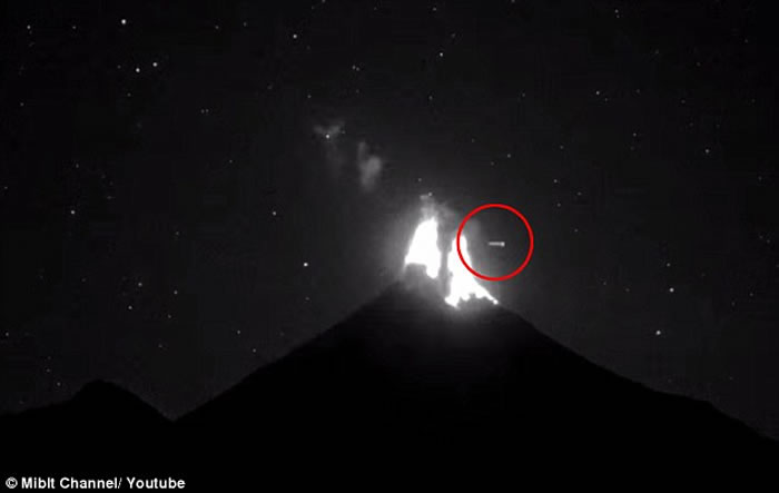 墨西哥火山喷发的“UFO目击事件”显示UFO“运送”外星人抵达地下基地？