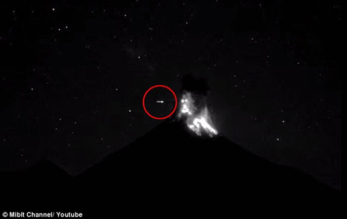 墨西哥火山喷发的“UFO目击事件”显示UFO“运送”外星人抵达地下基地？
