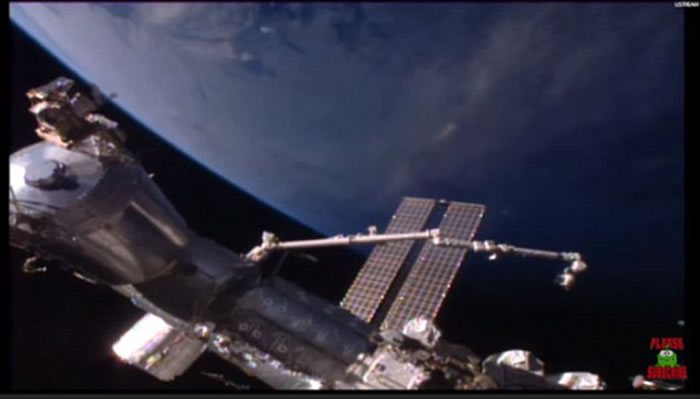 不明飞行物似乎与国际空间站飞行速度接近，是一种圆柱形半透明飞行物。
