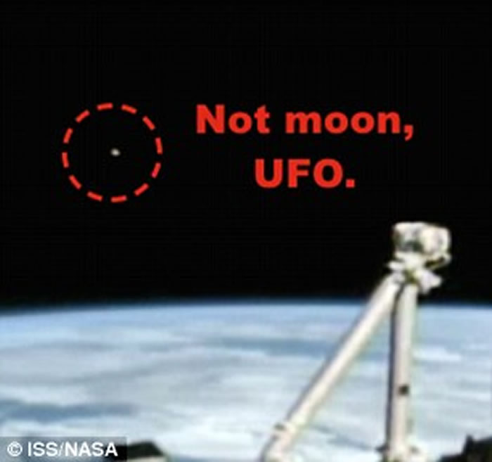 外星人爱好者指从国际太空站直播中发现绿色光束从地球表面射出 外星人经虫洞到访？