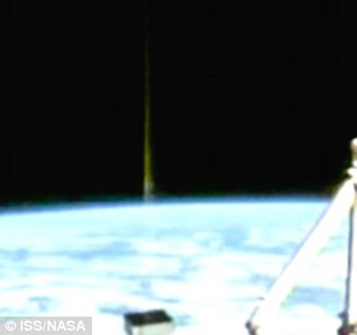 外星人爱好者指从国际太空站直播中发现绿色光束从地球表面射出 外星人经虫洞到访？