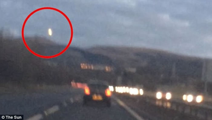 英国爱丁堡附近高速公路上拍到疑似UFO