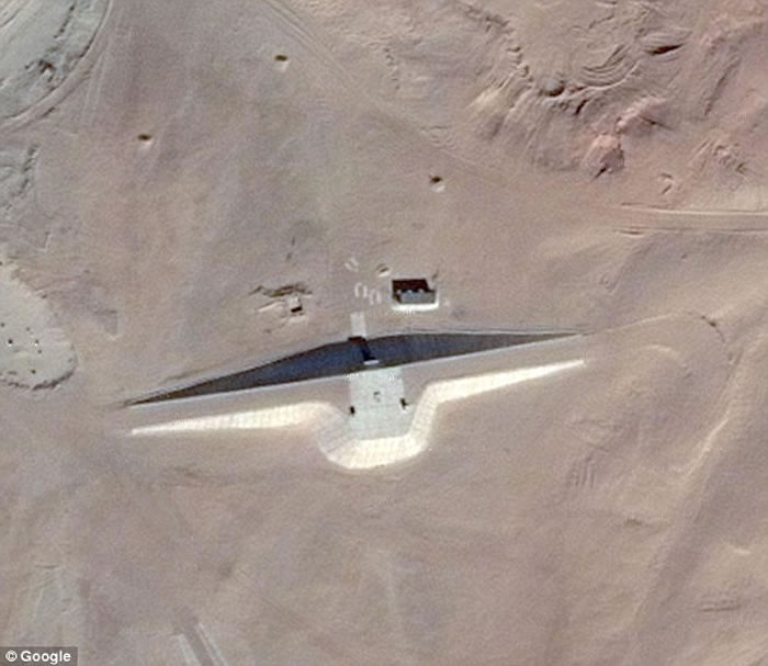UFO猎人通过谷歌地球发现埃及沙漠存在奇特“外星人基地”建筑结构