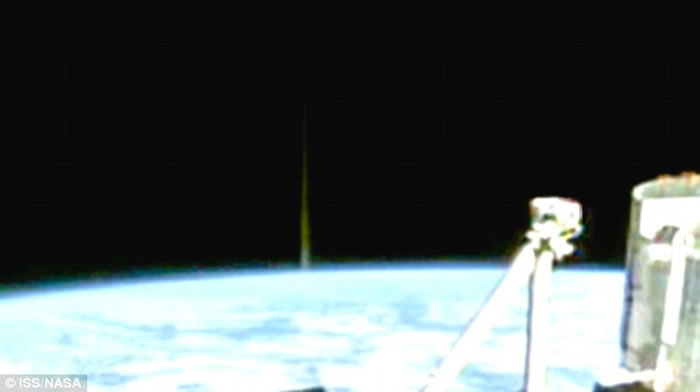 外星人爱好者指从国际太空站直播中发现绿色光束从地球表面射出 外星人经虫洞到访？