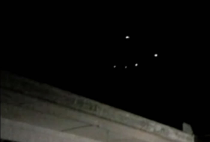 美国UFO猎人在德州康罗夜空中拍到6个神秘发光体
