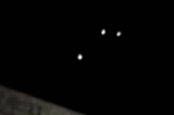 美国UFO猎人在德州康罗夜空中拍到6个神秘发光体