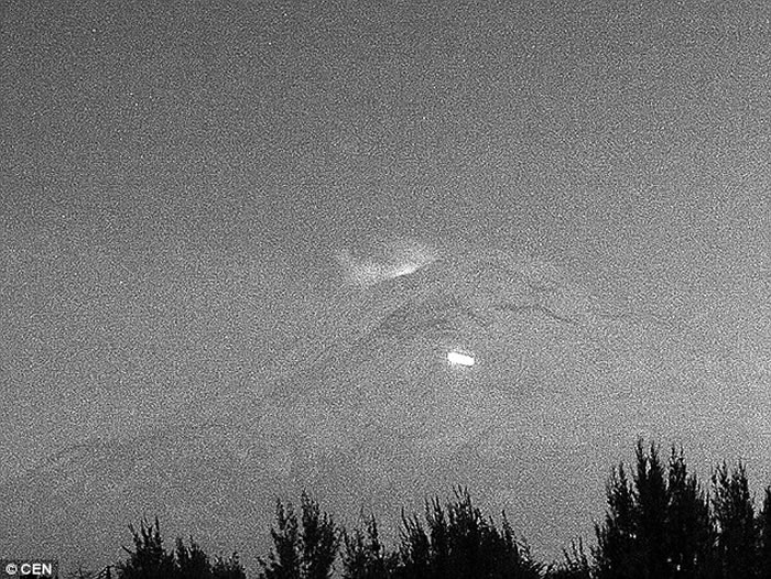 UFO飞近墨国火山,阴谋论：外星人监控地球
