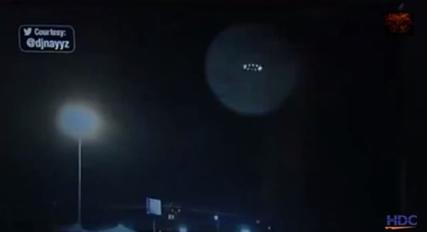 美国德州夜空惊现发光UFO盘旋？