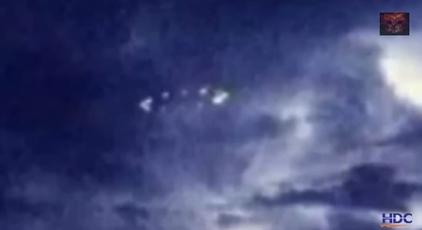 美国德州夜空惊现发光UFO盘旋？