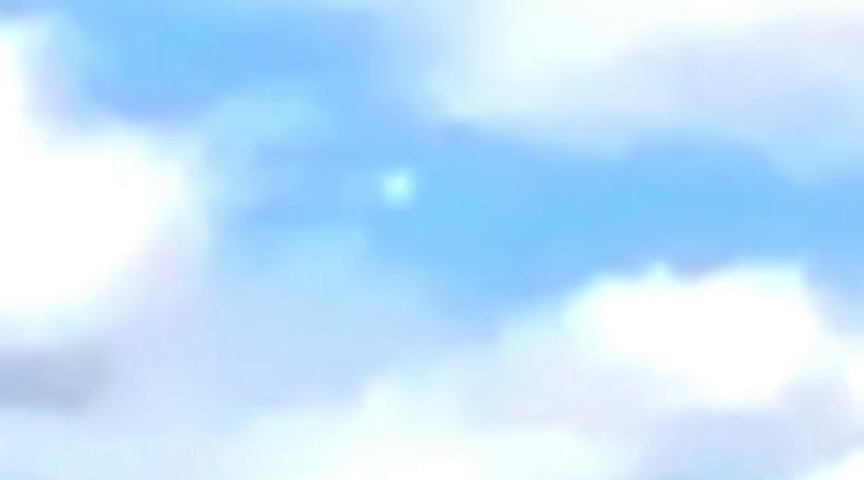 加拿大森林野火上空出现疑似UFO的不明发光体