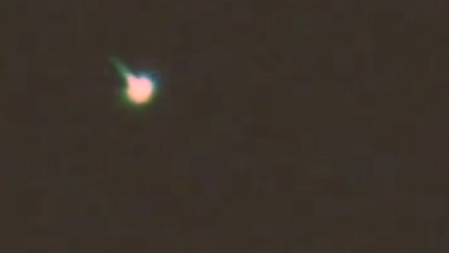 世界UFO日：澳洲帝国湾拍到空中出现一个发光不明飞行物体