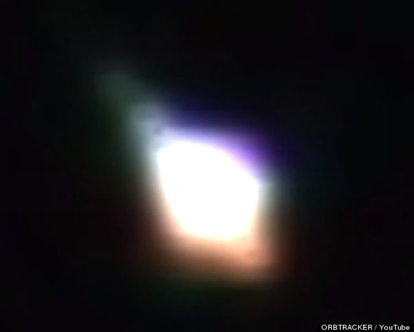 世界UFO日：澳洲帝国湾拍到空中出现一个发光不明飞行物体