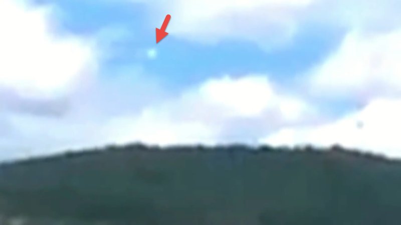 加拿大森林野火上空出现疑似UFO的不明发光体